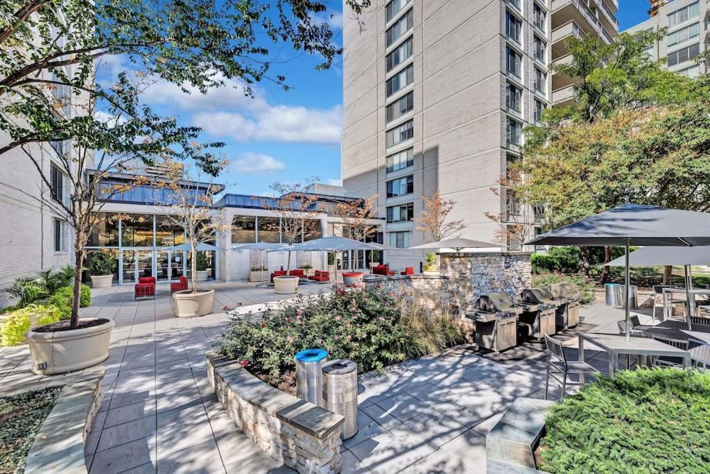 Charming Apartment At Crystal City With Amazing Amenities Арлингтон Экстерьер фото
